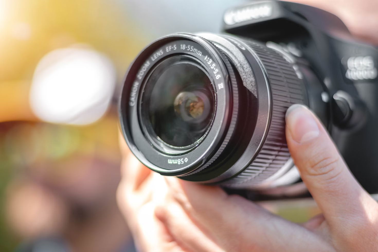 Hand turning zoom on Canon lens